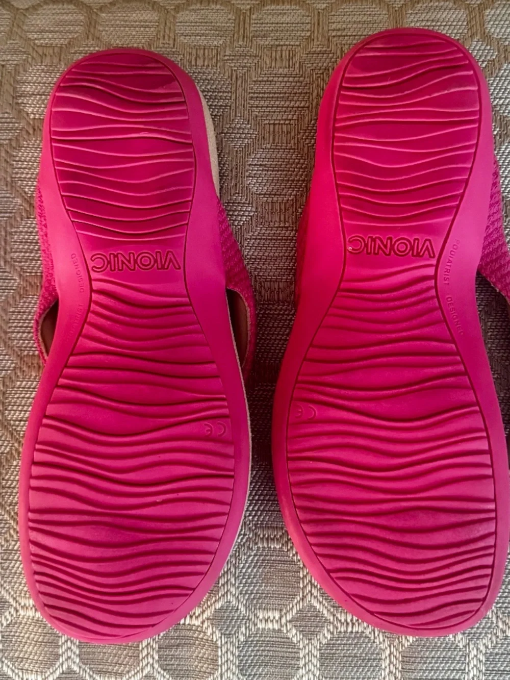 Vionic Mattie Thong Sandal In Bright Pink - Size 8 - EUC